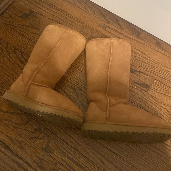Uggs - Picture 4 of 8